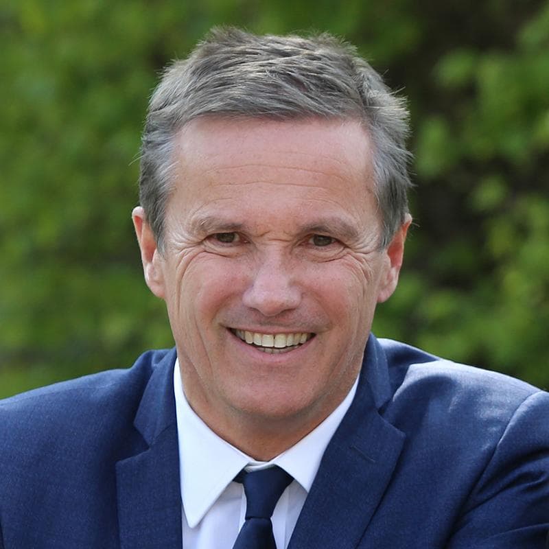 Debout la France / Wikimedia Commons (CC BY-SA 4.0) Portrait de Nicolas Dupont-Aignan
